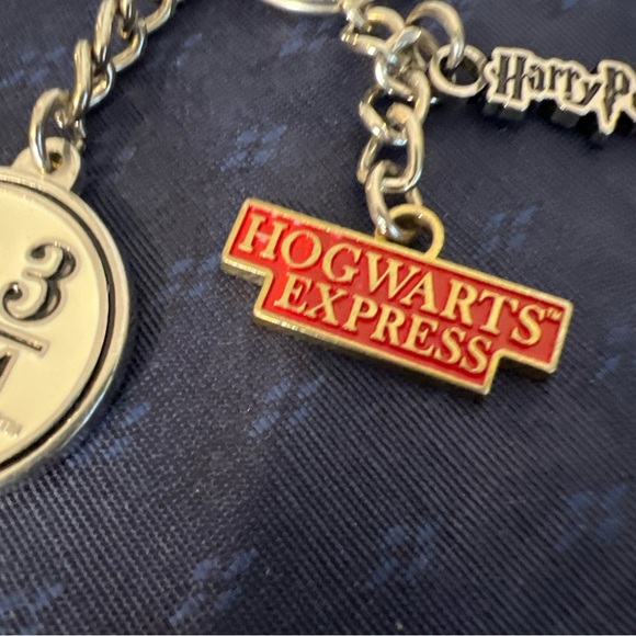 Harry Potter 9 3/4 Hogwarts Express Keychain - Picture 3 of 9